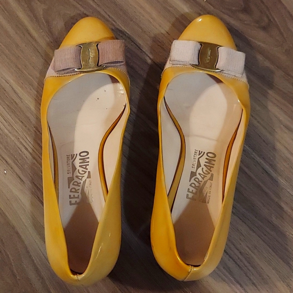 Kitten heels Salvatore Ferragamo flat with bow.